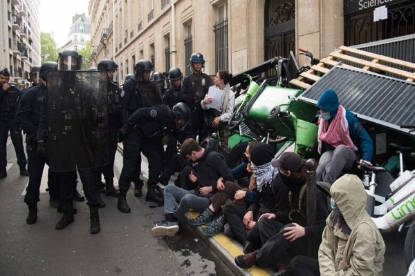 La policía de París desalojó a estudiantes que bloqueaban el acceso a la universidad Sciences Po