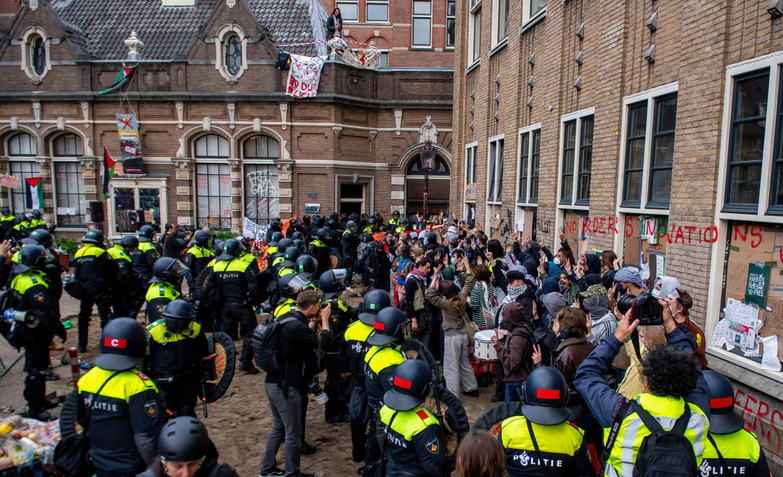 Policía desaloja a estudiantes de la Universidad de Ámsterdam