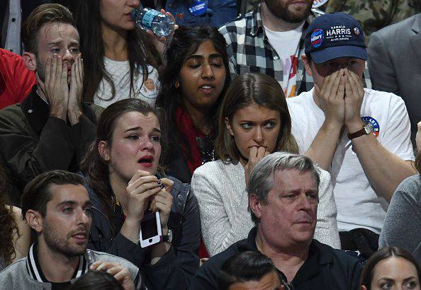 Lágrimas y caras de tristeza en el Comando de Campaña de Hillary Clinton, tras revelarse los primeros resultados de las elecciones de EEUU.