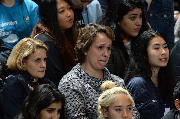 Caras largas en el Comando de Campaña de Hillary Clinton, tras revelarse los primeros resultados de las elecciones de EEUU.