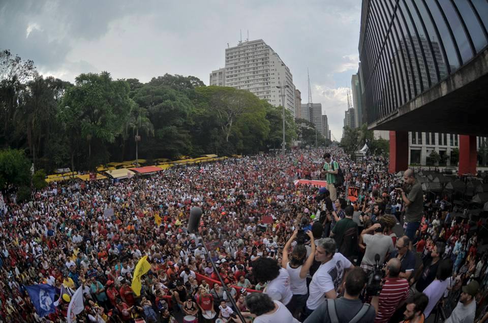 Miles se congregaron en la Avenida Paulista de Sao Paulo.