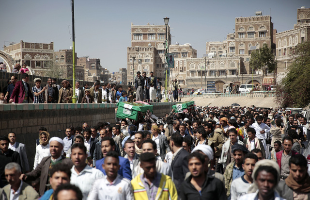 Ciudadanos trasladan los féretros de víctimas de bombardeos aéreos sauditas en Saná, Yemen, en imagen de ayer.