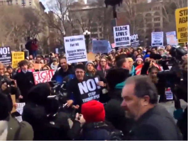 Miles de personas salen a las calles en varias ciudades de EE.UU. en protesta contra las últimas redadas en las que se han detenido a cientos de inmigrantes