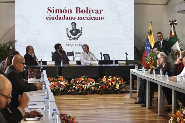 Embajador de México en Venezuela, Leopoldo De Gyves y canciller de la República, Yván Gil, en actividad conmemorativa.