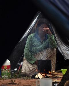 Descripción: Una mujer en un campamento en Asunción, Paraguay. - AFP
