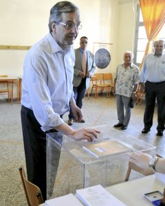 El exprimer ministro griego, Antonis Samaras, vota en el referéndum en un colegio de Pilos, al sur de Grecia. REUTERS/Goulielmos Antoniou