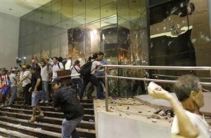 Manifestantes en el Congreso de Paraguay