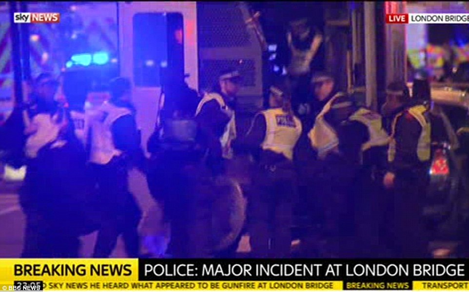 La policía atiende a los heridos en el Puente de Londres