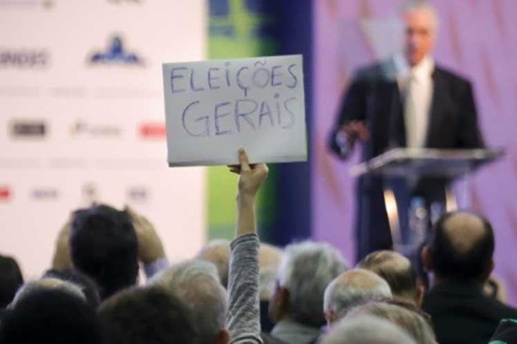 Los gritos de desaprobación se produjeron poco después que el gobernante defendiera en su discurso las reformas políticas y del sistema de pensiones.