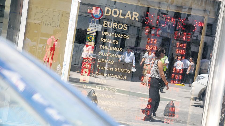 En Argentina el dólar, más que verde, se puso rojo