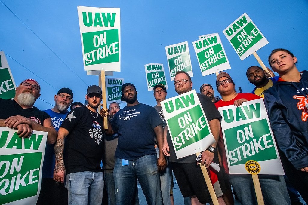 Trabajadores de General Motors en EEUU cumplen dos semanas en huelga