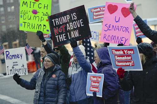 Manifestación de apoyo al senador republicano Mitt Romney, ayer en Utah, el único que votó por la destitución del presidente en el impeachment.