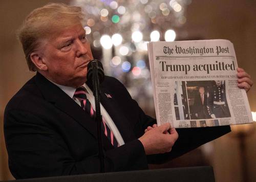 El presidente de Estados Unidos festejó ayer el resultado del juicio político al que fue sometido con la portada del Washington Post que tituló: Trump, absuelto.