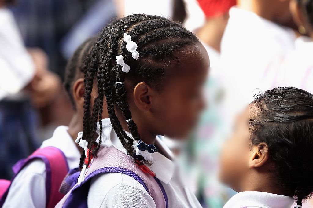 Denuncian discriminación a niña por peinado afro en escuela pública de  Panamá