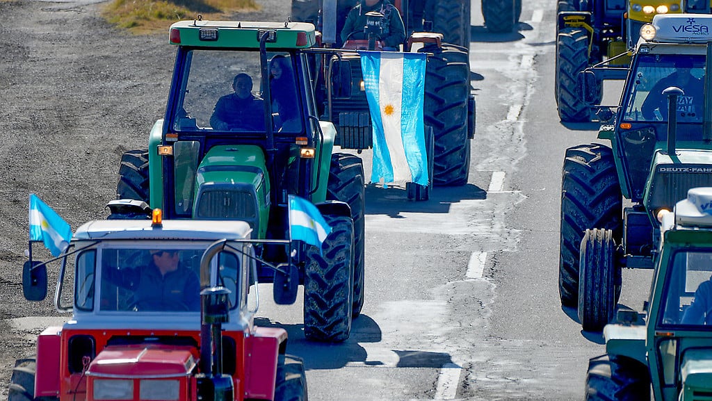 Argentina: masivo tractorazo contra las medidas de Milei