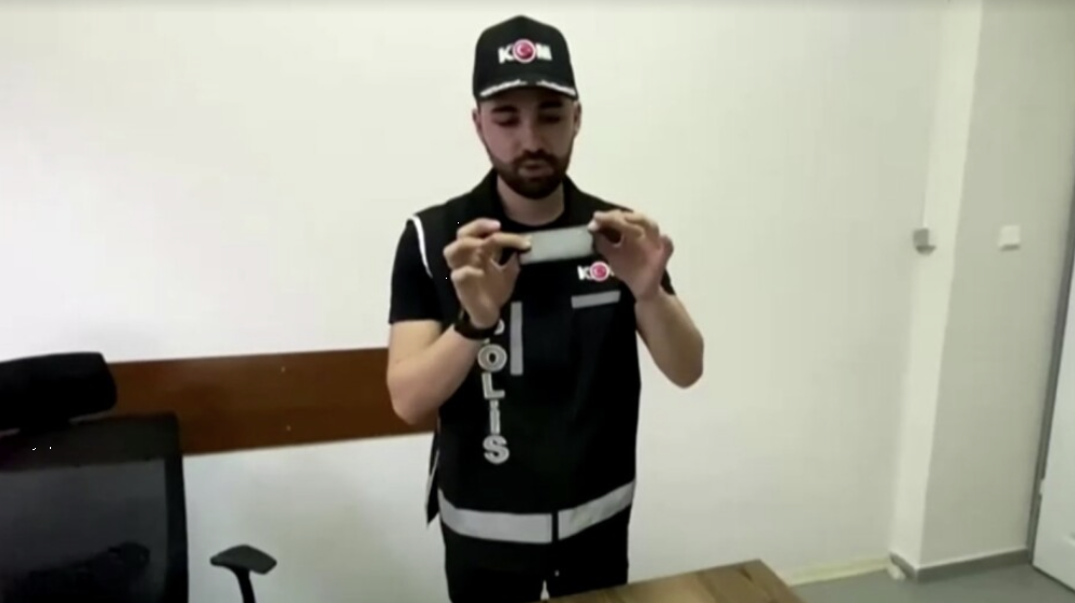 Un vídeo difundido por la policía de la provincia suroccidental de Isparta muestra cómo el estudiante utiliza una cámara disfrazada de botón de camisa