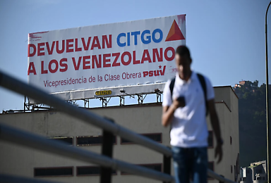 Una valla pidiendo que devuelvan el control de Citgo al gobierno venezolano