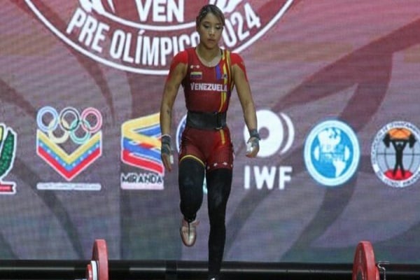 La pesista Victoria Tovar se quedó con el tercer lugar tras completar un total de 162 kilogramos.