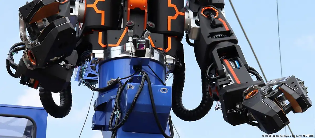 El robot humanoide por ahora se centrará en tareas como podar árboles, pintar marcos metálicos y despejar los rieles ferroviarios en Japón