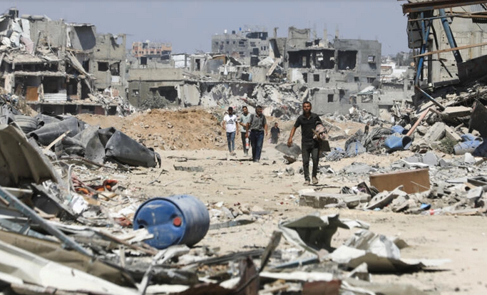 Palestinos inspeccionan los daños y la destrucción causados por los ataques israelíes en el barrio de Shujaiya, en Gaza