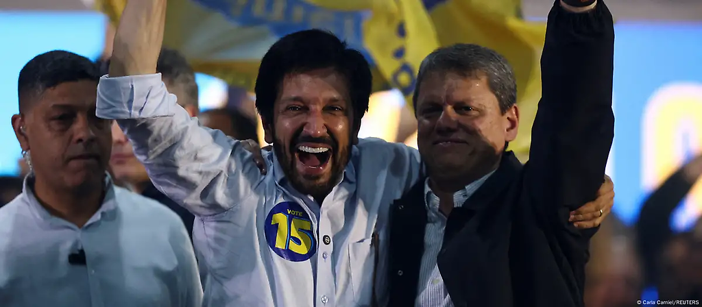 El alcalde de centro-derecha de Sao Paulo, Ricardo Nunes, celebra su reelección durante las elecciones municipales de este domingo en Brasil.