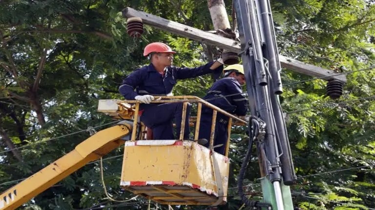 Cuadrillas de la empresa eléctrica de Cuba trabajan para restablecer el servicio