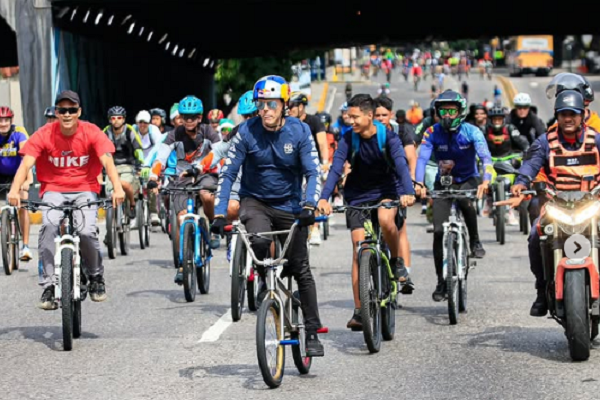 El medallista olímpico disfrutó de la compañía de ciclistas y patinadores que lo escoltaron desde Chacao hasta Los Próceres, en una nueva edición de "Caracas Rueda Libre"