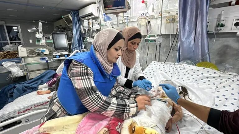 La agencia oficial palestina WAFA reportó que las fuerzas israelíes hicieron estallar un bloque residencial cerca del Hospital Kamal Adwan