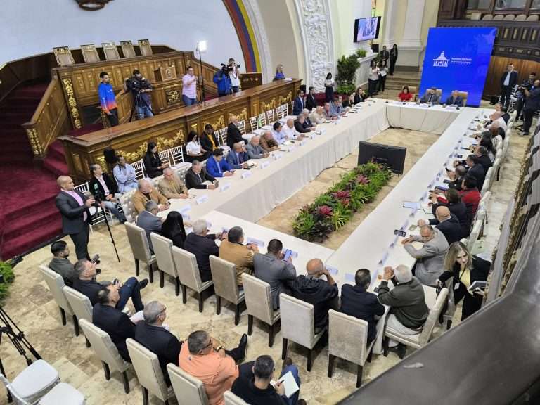 Reunión de la Comisión Especial para la Revisión de las Leyes Electorales con partidos políticos