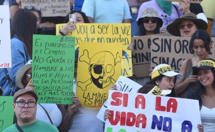 Ciudadanos protestan contra la minería frente a la BINAES y recolectan firmas