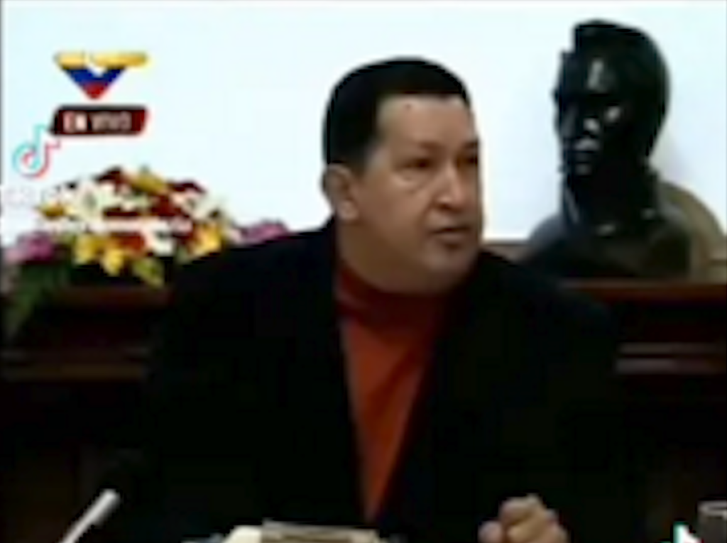 El comandante Hugo Chávez en reunión con sus ministros les ordena trabajar en equipo