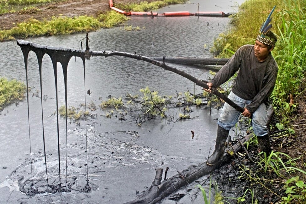 Un derrame petrolero en la Amazonia peruana. Organizaciones indígenas de nueve países sudamericanos exigen que se ponga fin a la exploración y explotación de hidrocarburos en la cuenca amazónica, para salvaguardar sus territorios del impacto ambiental de esa actividad y como contribución a la acción en favor del clima en el planeta