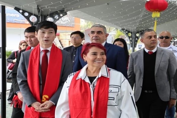 La ministra de Turismo Leticia Gómez y el embajador de China, Lan Hu.