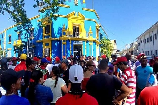 Comuneros se expresaron a la afueras de la gobernación de Cojedes.