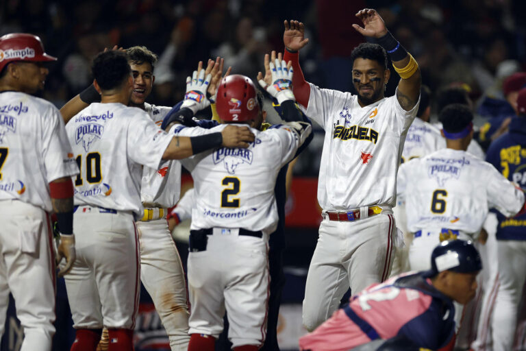 ugadores de Venezuela celebran un triunfo ante Japón este martes, durante un juego de la fase de grupos de la Serie del Caribe de Beisbol 2025, en el estadio Nido de los Águilas en la ciudad de Mexicali en el estado de Baja California (México)