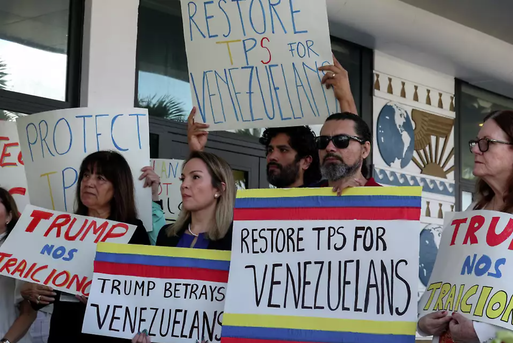 Los partidarios instan a los legisladores de Florida a respaldar una resolución a favor de restablecer el estatus de protección temporal para los venezolanos el 13 de febrero en Miami.