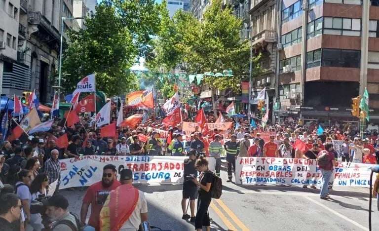 Movilización trabajadores de los gremios metalúrgicos, eléctricos y de comunicación, quienes se han unido para visibilizar sus demandas y mostrar su solidaridad con los sectores en conflicto en Montevideo, Uruguay